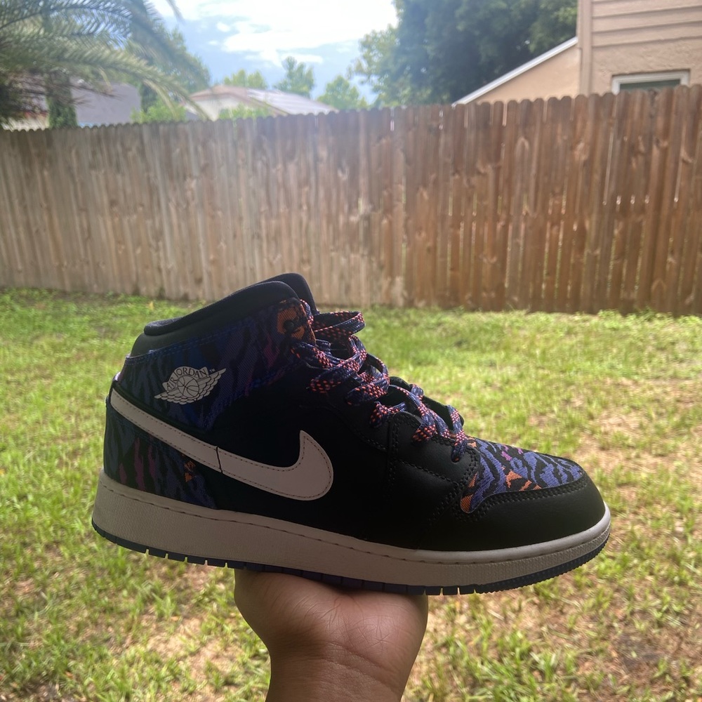 Jordan 1 Mid (Size 7)